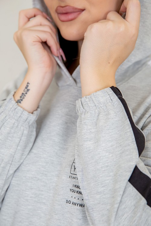 قميص نسائي شتوي لون رصاصي طويل بقبعة مزين بكتابات وطبعات ذو أكمام طويلة و جيوب من الجوانب