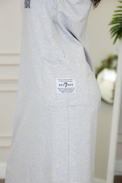 قميص نسائي شتوي لون رصاصي طويل بقبعة مزين بكتابات وطبعات ذو أكمام طويلة و جيوب من الجوانب