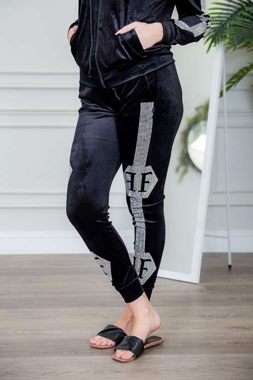 طقم نسائي شتوي قطعتين قماش مخمل لون أسود مزين بفصوص كريستال و بقبعة رأس متصلة برباط قابل للتصغير و سحاب و جيوب من الأمام