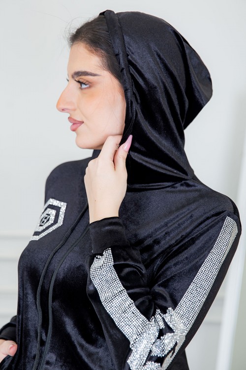 طقم نسائي شتوي قطعتين قماش مخمل لون أسود مزين بفصوص كريستال و بقبعة رأس متصلة برباط قابل للتصغير و سحاب و جيوب من الأمام