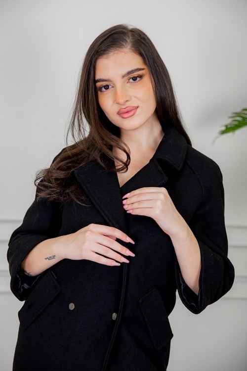 جاكيت نسائي شتوي لون أسود ياقة كبيرة بأزرار وجيوب من الأمام