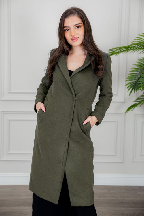 جاكيت نسائي شتوي لون زيتي ياقة كبيرة و كتابات و تطريز من الخلف و بأزرار وجيوب من الأمام