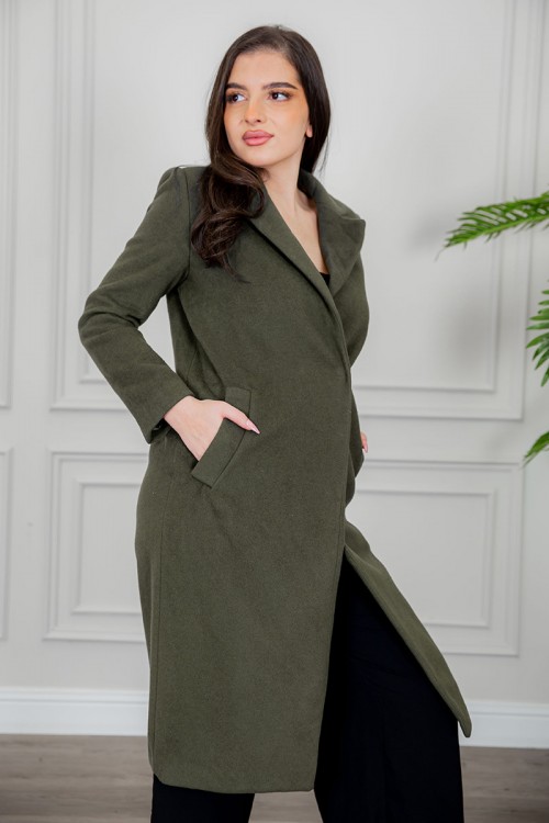 جاكيت نسائي شتوي لون زيتي ياقة كبيرة و كتابات و تطريز من الخلف و بأزرار وجيوب من الأمام