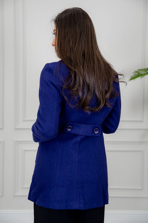 جاكيت نسائي شتوي لون أزرق غامق ياقة كبيرة بأزرار وجيوب من الأمام