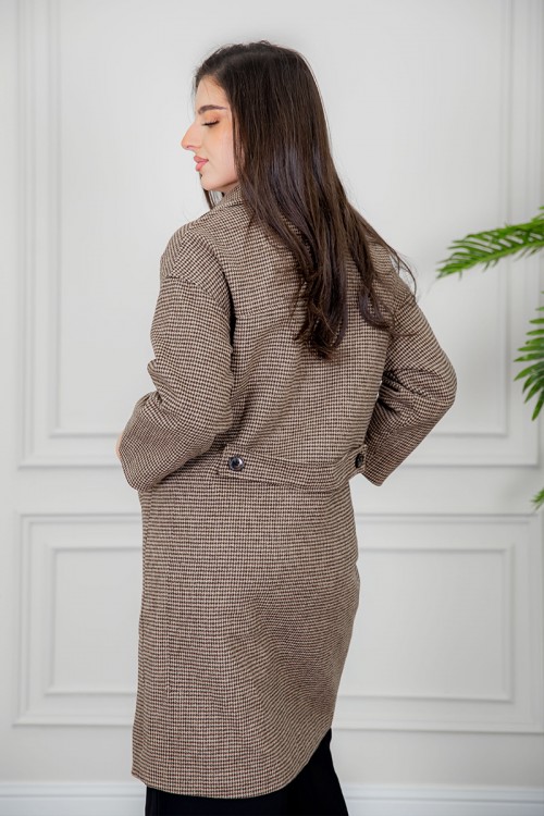 جاكيت نسائي شتوي لون بني ياقة كبيرة بنقش المربعات الصغيرة و بأزرار وجيوب من الأمام