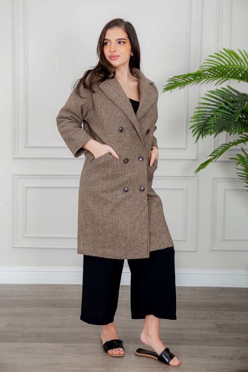 جاكيت نسائي شتوي لون بني ياقة كبيرة بنقش المربعات الصغيرة و بأزرار وجيوب من الأمام