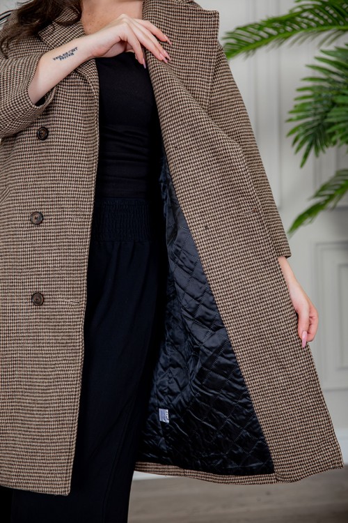 جاكيت نسائي شتوي لون بني ياقة كبيرة بنقش المربعات الصغيرة و بأزرار وجيوب من الأمام