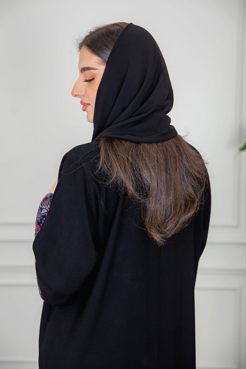 عباية نسائية كشميري أنيقة لون أسود مزينة من الأكمام و أزرار من الأمام مع طرحة