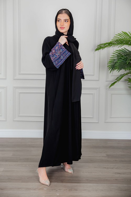 عباية نسائية كشميري أنيقة لون أسود مزينة من الأكمام و أزرار من الأمام مع طرحة