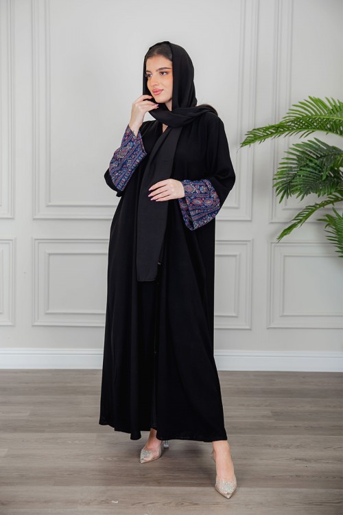 عباية نسائية كشميري أنيقة لون أسود مزينة من الأكمام و أزرار من الأمام مع طرحة