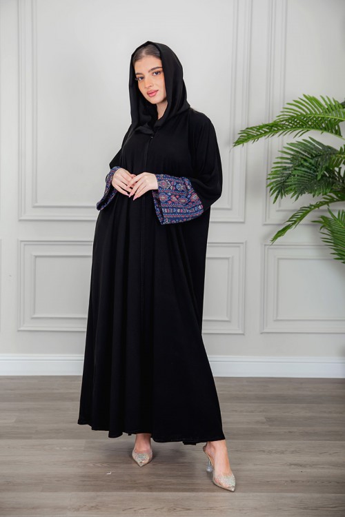 عباية نسائية كشميري أنيقة لون أسود مزينة من الأكمام و أزرار من الأمام مع طرحة