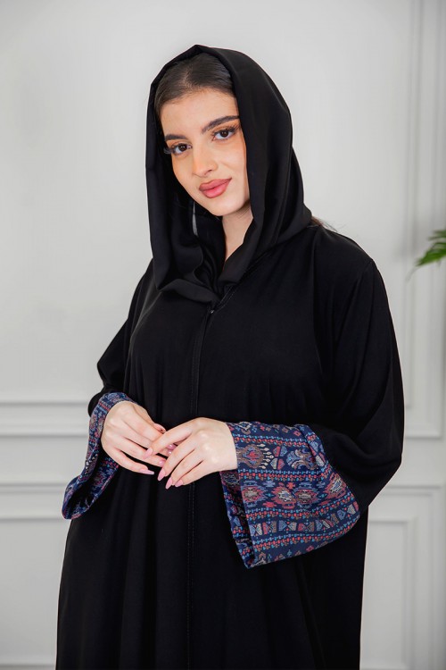 عباية نسائية كشميري أنيقة لون أسود مزينة من الأكمام و أزرار من الأمام مع طرحة