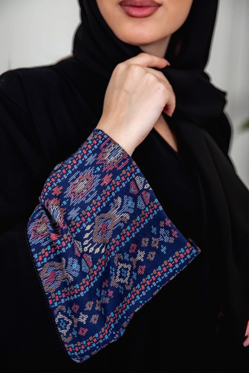 عباية نسائية كشميري أنيقة لون أسود مزينة من الأكمام و أزرار من الأمام مع طرحة