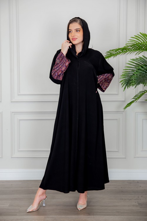 عباية نسائية كشميري أنيقة لون أسود مزينة من الأكمام و أزرار من الأمام مع طرحة