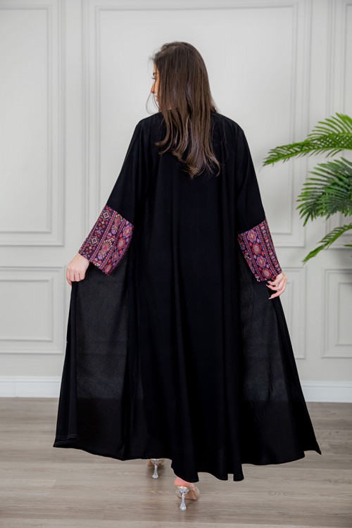 عباية نسائية كشميري أنيقة لون أسود مزينة من الأكمام و أزرار من الأمام مع طرحة