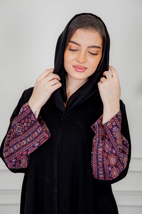 عباية نسائية كشميري أنيقة لون أسود مزينة من الأكمام و أزرار من الأمام مع طرحة