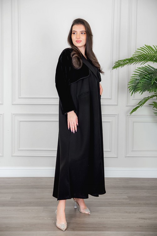 عباية نسائية أنيقة لون أسود بياقة و سديري متصل من القماش المخمل مزين بفصوص باللون الأسود و بجيوب من الأمام مع طرحة