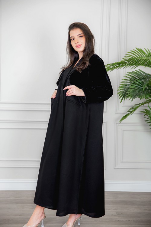 عباية نسائية أنيقة لون أسود بياقة و سديري متصل من القماش المخمل مزين بفصوص باللون الأسود و بجيوب من الأمام مع طرحة