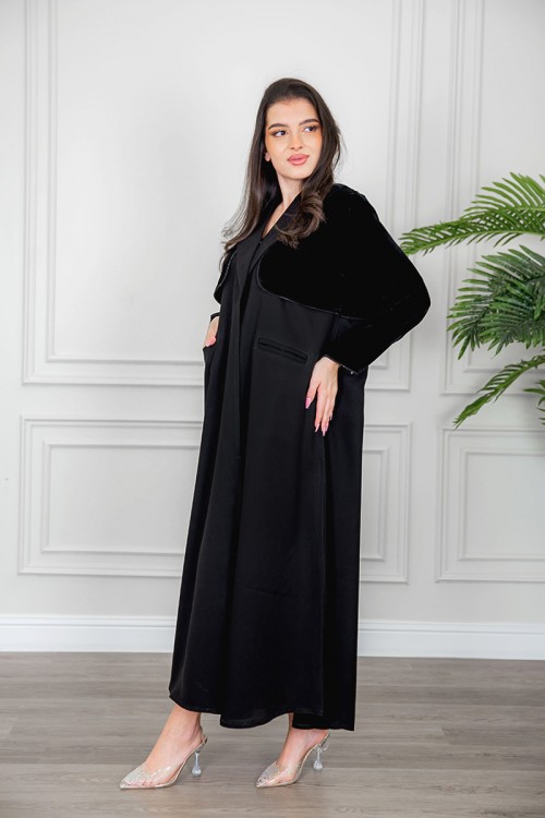 عباية نسائية أنيقة لون أسود بياقة و سديري متصل من القماش المخمل مزين بفصوص باللون الأسود و بجيوب من الأمام مع طرحة