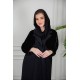 عباية نسائية أنيقة لون أسود بياقة و سديري متصل من القماش المخمل مزين بفصوص باللون الأسود و بجيوب من الأمام مع طرحة