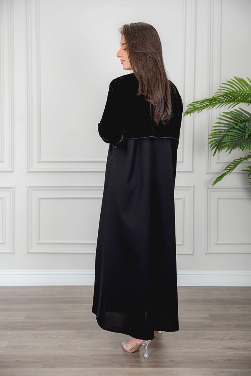 عباية نسائية أنيقة لون أسود بياقة و سديري متصل من القماش المخمل مزين بفصوص باللون الأسود و بجيوب من الأمام مع طرحة