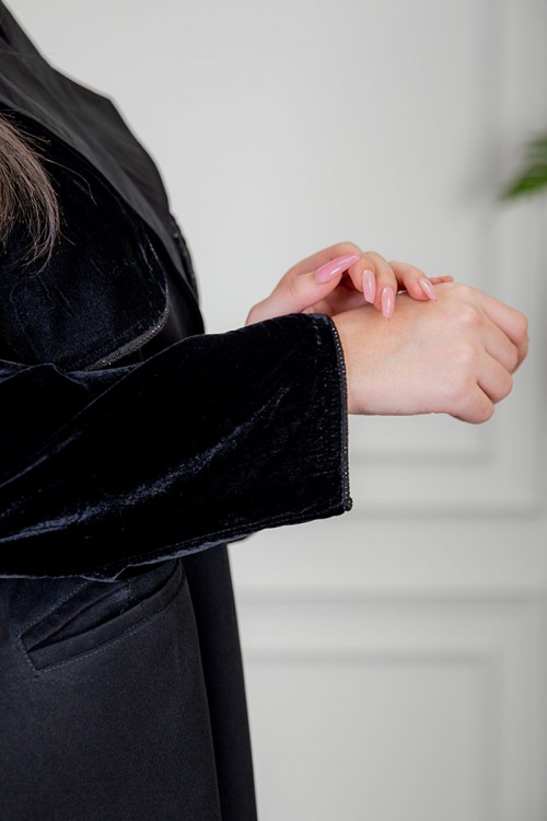 عباية نسائية أنيقة لون أسود بياقة و سديري متصل من القماش المخمل مزين بفصوص باللون الأسود و بجيوب من الأمام مع طرحة