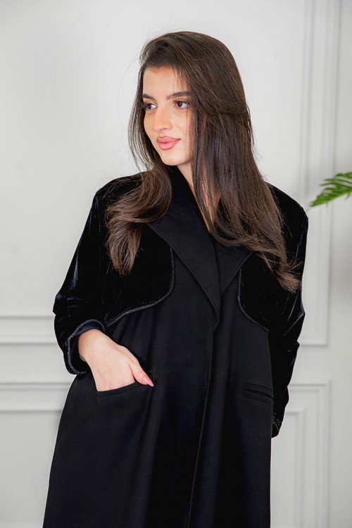 عباية نسائية أنيقة لون أسود بياقة و سديري متصل من القماش المخمل مزين بفصوص باللون الأسود و بجيوب من الأمام مع طرحة