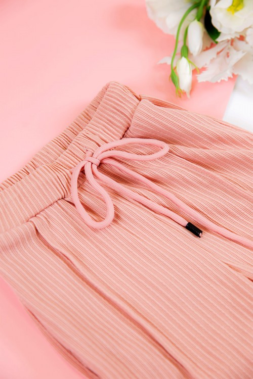 طقم بناتي شتوي قطعتين لون خربزي بطبعات من الأمام و أكمام طويلة مع بنطلون طويل بزم و رباط على الخصر