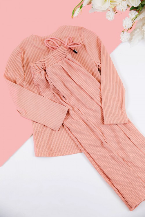 طقم بناتي شتوي قطعتين لون خربزي بطبعات من الأمام و أكمام طويلة مع بنطلون طويل بزم و رباط على الخصر