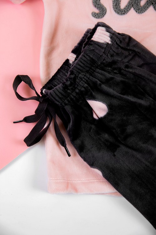 بيجاما بناتي شتوي قطعتين لون خربزي بكتابة من الأمام و أكمام طويلة مع بنطلون أسود طويل مزين بقلوب بزم و رباط على الخصر