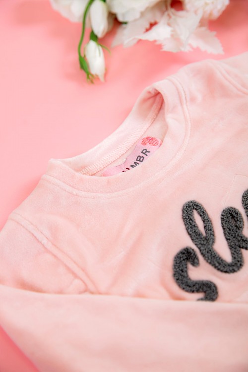 بيجاما بناتي شتوي قطعتين لون خربزي بكتابة من الأمام و أكمام طويلة مع بنطلون أسود طويل مزين بقلوب بزم و رباط على الخصر