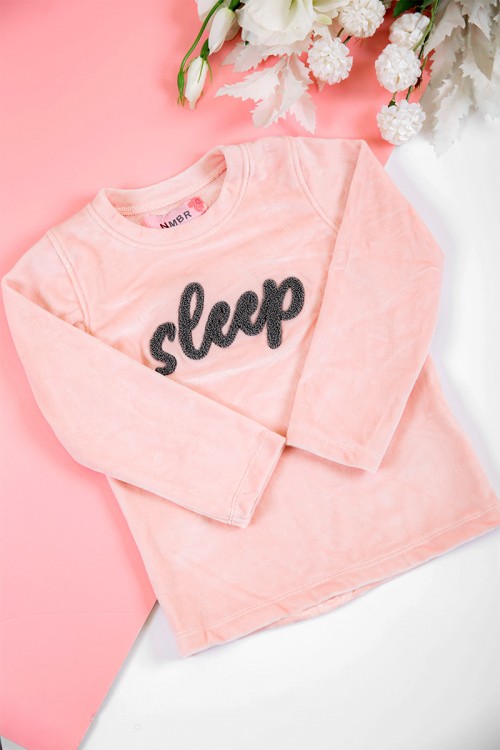 بيجاما بناتي شتوي قطعتين لون خربزي بكتابة من الأمام و أكمام طويلة مع بنطلون أسود طويل مزين بقلوب بزم و رباط على الخصر