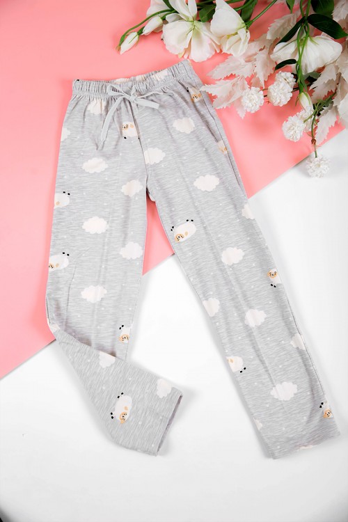 بيجاما بناتي شتوي قطعتين لون رصاصي بأزرار من الأمام و أكمام طويلة مزين برسومات مع بنطلون طويل بزم و رباط على الخصر