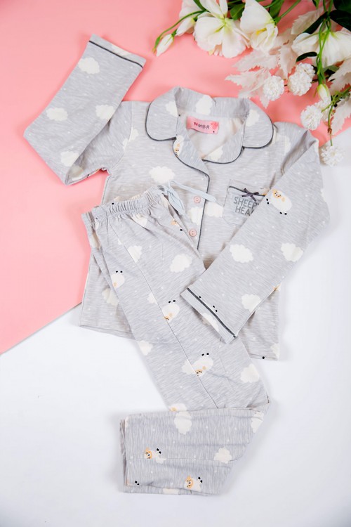 بيجاما بناتي شتوي قطعتين لون رصاصي بأزرار من الأمام و أكمام طويلة مزين برسومات مع بنطلون طويل بزم و رباط على الخصر