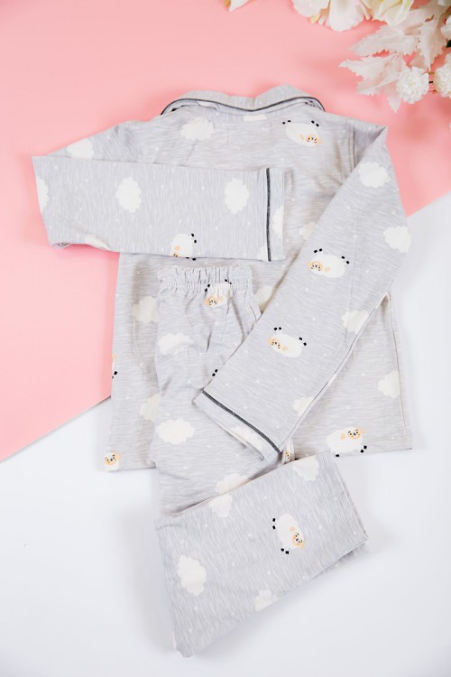 بيجاما بناتي شتوي قطعتين لون رصاصي بأزرار من الأمام و أكمام طويلة مزين برسومات مع بنطلون طويل بزم و رباط على الخصر