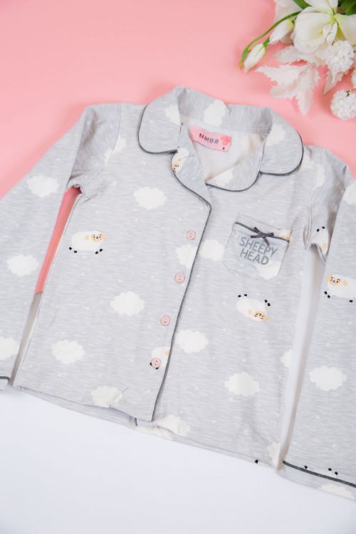 بيجاما بناتي شتوي قطعتين لون رصاصي بأزرار من الأمام و أكمام طويلة مزين برسومات مع بنطلون طويل بزم و رباط على الخصر