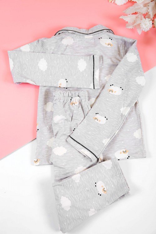 بيجاما بناتي شتوي قطعتين لون رصاصي بأزرار من الأمام و أكمام طويلة مزين برسومات مع بنطلون طويل بزم و رباط على الخصر