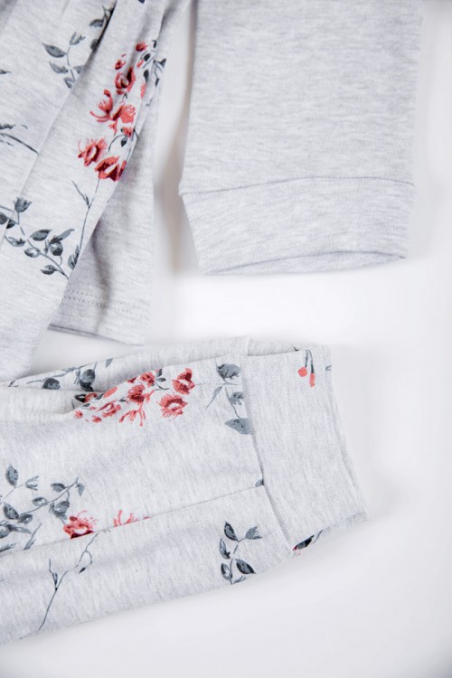 بيجاما بناتي شتوي قطعتين لون رصاصي بأزرار من الأمام و أكمام طويلة مزين برسومات مع بنطلون طويل بزم و رباط على الخصر