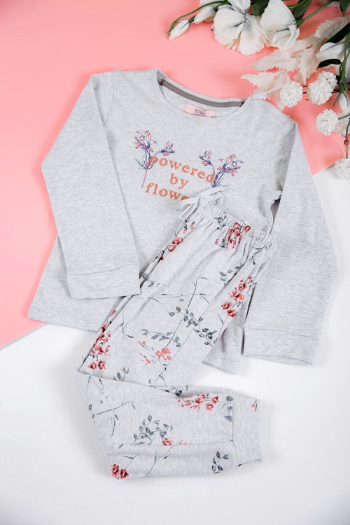 بيجاما بناتي شتوي قطعتين لون رصاصي بأزرار من الأمام و أكمام طويلة مزين برسومات مع بنطلون طويل بزم و رباط على الخصر