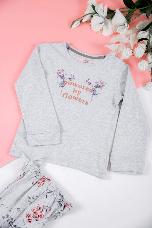 بيجاما بناتي شتوي قطعتين لون رصاصي بأزرار من الأمام و أكمام طويلة مزين برسومات مع بنطلون طويل بزم و رباط على الخصر