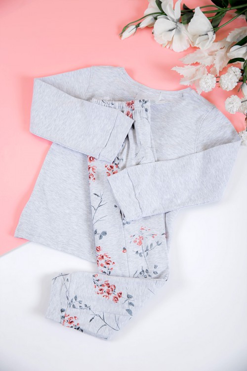 بيجاما بناتي شتوي قطعتين لون رصاصي بأزرار من الأمام و أكمام طويلة مزين برسومات مع بنطلون طويل بزم و رباط على الخصر