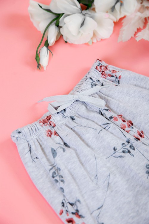 بيجاما بناتي شتوي قطعتين لون رصاصي بأزرار من الأمام و أكمام طويلة مزين برسومات مع بنطلون طويل بزم و رباط على الخصر