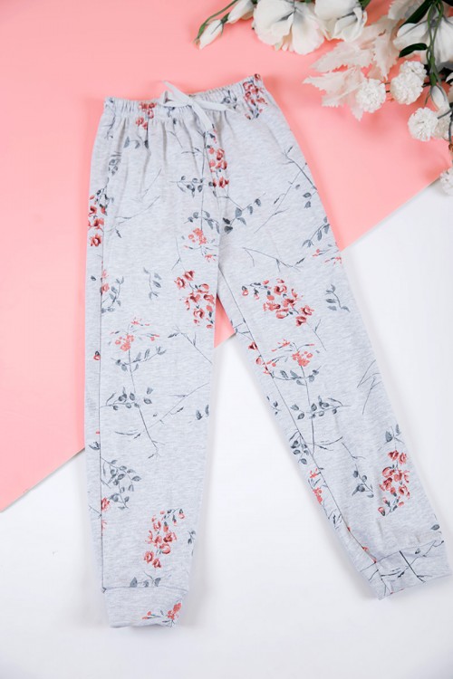 بيجاما بناتي شتوي قطعتين لون رصاصي بأزرار من الأمام و أكمام طويلة مزين برسومات مع بنطلون طويل بزم و رباط على الخصر