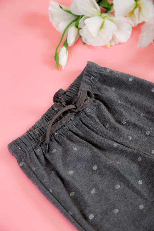 بيجاما بناتي شتوي قطعتين لون سماوي بأكمام طويلة مزين بكتابات و رسومات من الأمام مع بنطلون رمادي منقط طويل بزم و رباط على الخصر