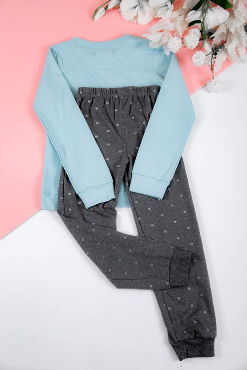 بيجاما بناتي شتوي قطعتين لون سماوي بأكمام طويلة مزين بكتابات و رسومات من الأمام مع بنطلون رمادي منقط طويل بزم و رباط على الخصر