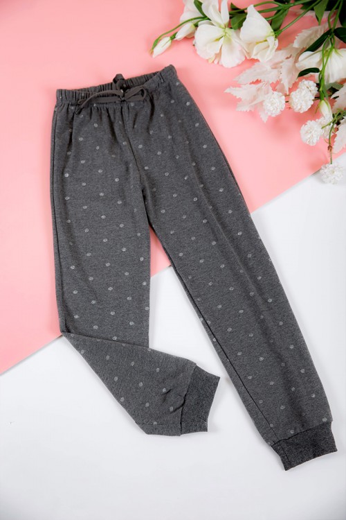 بيجاما بناتي شتوي قطعتين لون سماوي بأكمام طويلة مزين بكتابات و رسومات من الأمام مع بنطلون رمادي منقط طويل بزم و رباط على الخصر