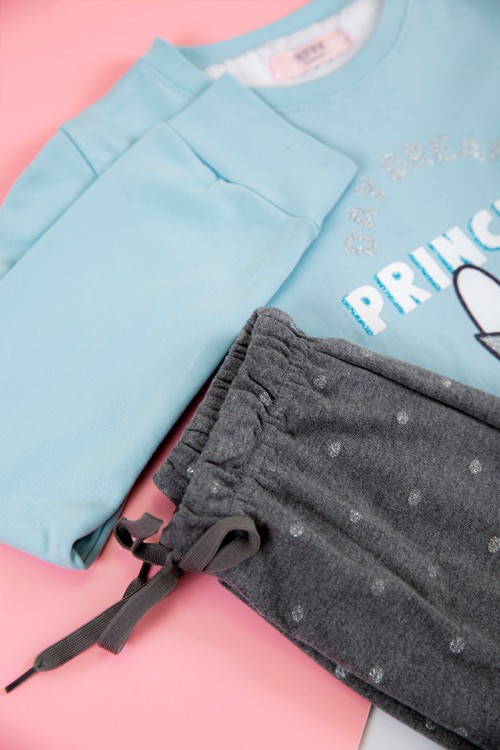 بيجاما بناتي شتوي قطعتين لون سماوي بأكمام طويلة مزين بكتابات و رسومات من الأمام مع بنطلون رمادي منقط طويل بزم و رباط على الخصر