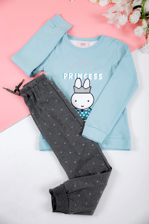 بيجاما بناتي شتوي قطعتين لون سماوي بأكمام طويلة مزين بكتابات و رسومات من الأمام مع بنطلون رمادي منقط طويل بزم و رباط على الخصر