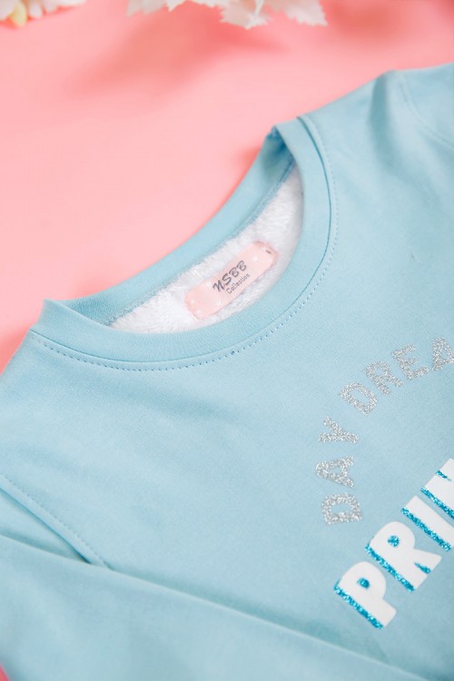 بيجاما بناتي شتوي قطعتين لون سماوي بأكمام طويلة مزين بكتابات و رسومات من الأمام مع بنطلون رمادي منقط طويل بزم و رباط على الخصر