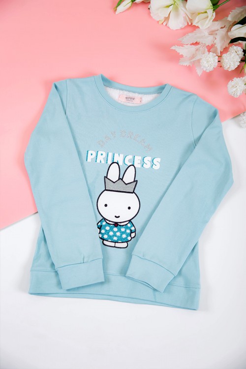 بيجاما بناتي شتوي قطعتين لون سماوي بأكمام طويلة مزين بكتابات و رسومات من الأمام مع بنطلون رمادي منقط طويل بزم و رباط على الخصر